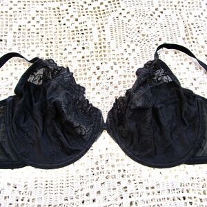 jet-black lace Wacoal bra, lightly lined, great condition, 36D
